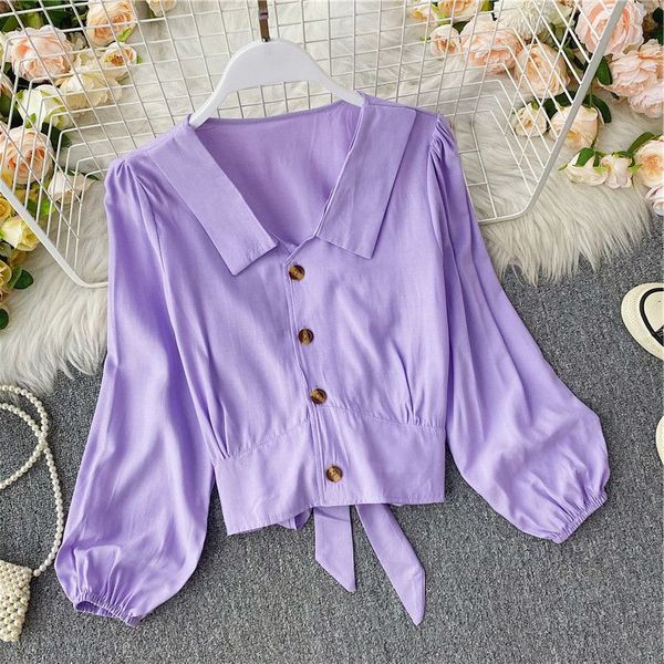 Mitmes värvitoonis spitsikaelusega ja nööpidega vabaaja naiste särk