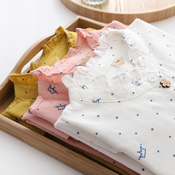 Alkalmi női ing ovális nyakkivágással, gombokkal és hímzéssel