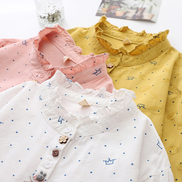 Alkalmi női ing ovális nyakkivágással, gombokkal és hímzéssel