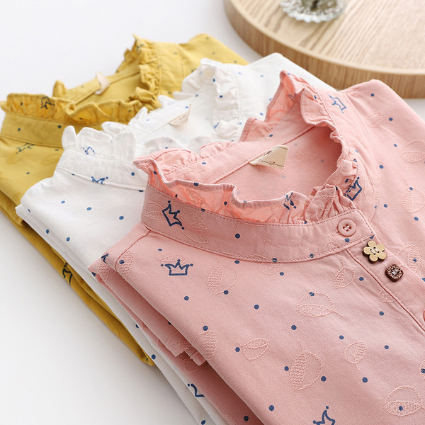 Alkalmi női ing ovális nyakkivágással, gombokkal és hímzéssel