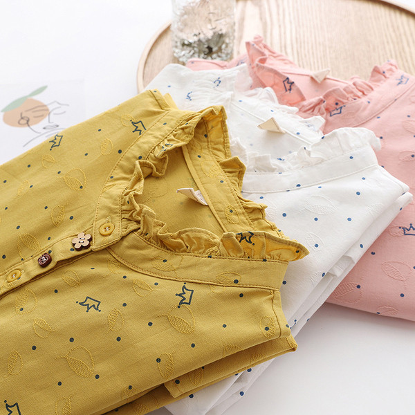 Alkalmi női ing ovális nyakkivágással, gombokkal és hímzéssel