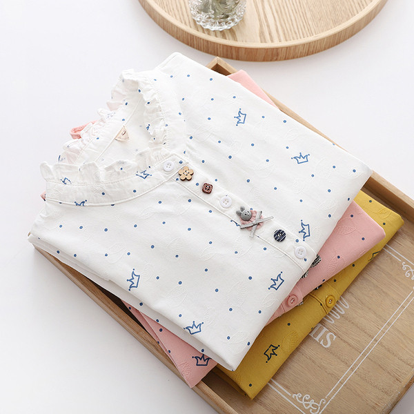 Alkalmi női ing ovális nyakkivágással, gombokkal és hímzéssel