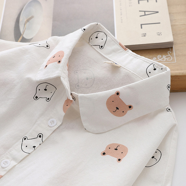 Klassikalise krae ja valge aplikatsiooniga vabaaja naiste särk