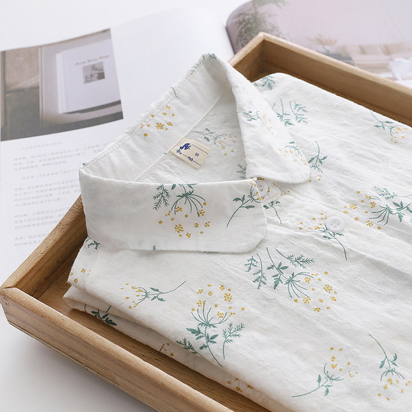 Modern női ing klasszikus gallérral és virághímzéssel