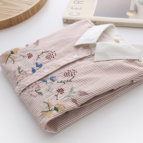 Cămașă modernă de damă cu guler clasic, broderie și nasturi