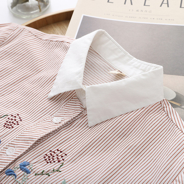 Cămașă modernă de damă cu guler clasic, broderie și nasturi