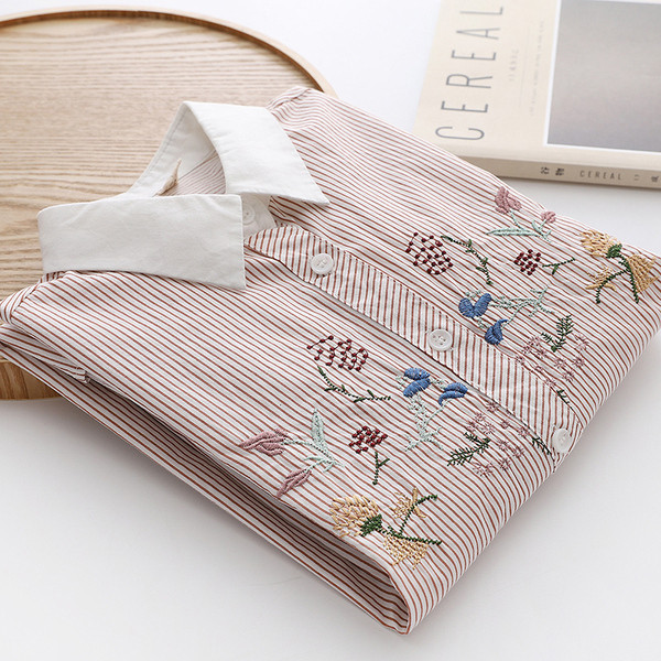 Cămașă modernă de damă cu guler clasic, broderie și nasturi