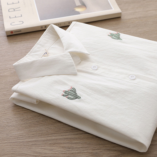 Moderns sieviešu krekla plats modelis ar klasisku apkakli un izšuvumu