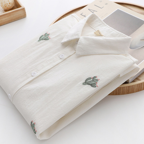 Moderns sieviešu krekla plats modelis ar klasisku apkakli un izšuvumu