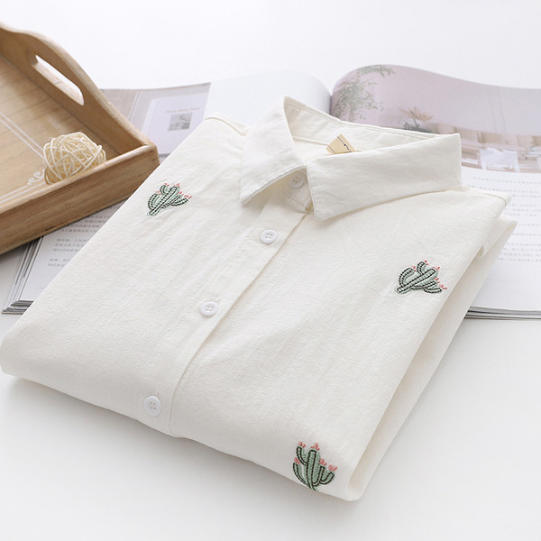 Moderns sieviešu krekla plats modelis ar klasisku apkakli un izšuvumu