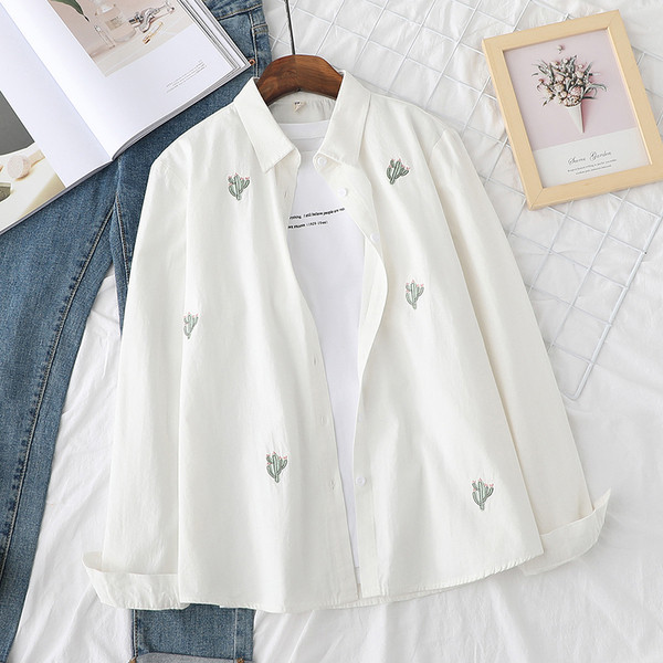 Moderns sieviešu krekla plats modelis ar klasisku apkakli un izšuvumu