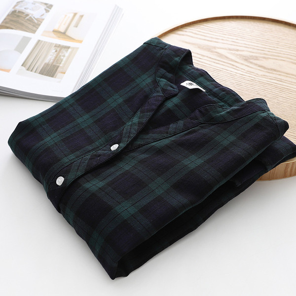 Moderns sieviešu rūtains krekls ar dziļu kakla izgriezumu melnā krāsā