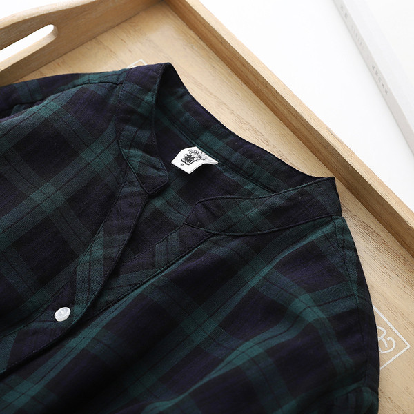 Moderns sieviešu rūtains krekls ar dziļu kakla izgriezumu melnā krāsā