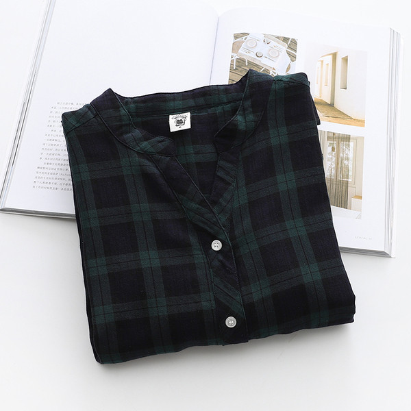 Moderns sieviešu rūtains krekls ar dziļu kakla izgriezumu melnā krāsā