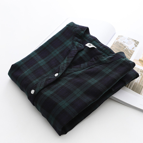 Moderns sieviešu rūtains krekls ar dziļu kakla izgriezumu melnā krāsā