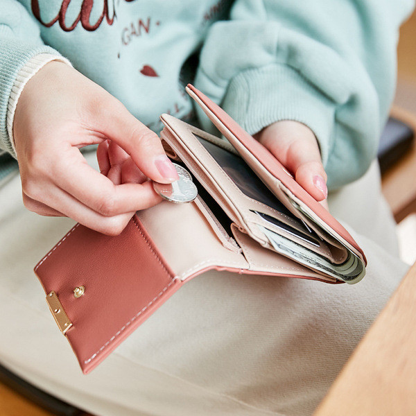Portofel mic din piele cu inchidere metalica