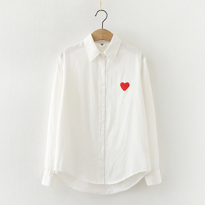 Alkalmi női ing széles modell hímzett szívvel és hosszú ujjakkal