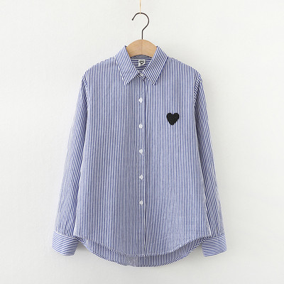 Alkalmi női ing széles modell hímzett szívvel és hosszú ujjakkal