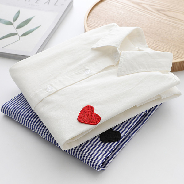 Alkalmi női ing széles modell hímzett szívvel és hosszú ujjakkal