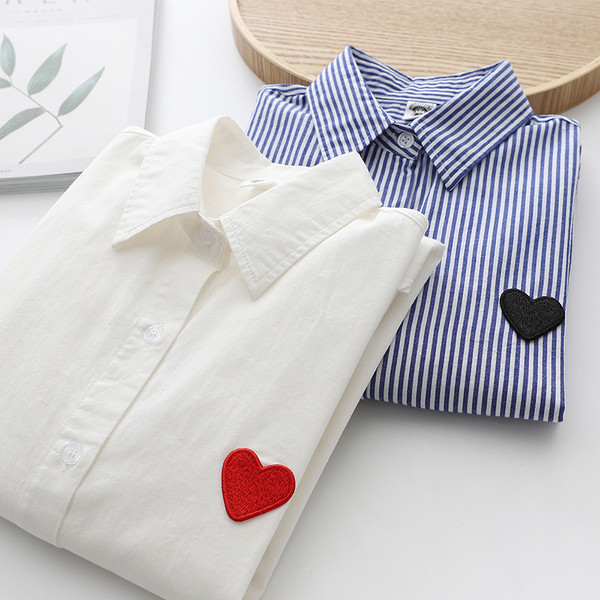 Alkalmi női ing széles modell hímzett szívvel és hosszú ujjakkal