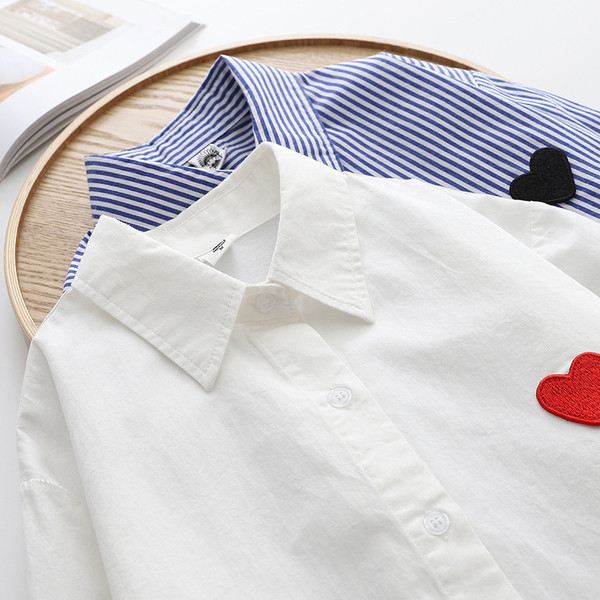 Alkalmi női ing széles modell hímzett szívvel és hosszú ujjakkal