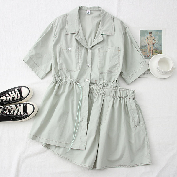 Naiste vabaaja komplekt kahest särgist ja lühikestest pükstest