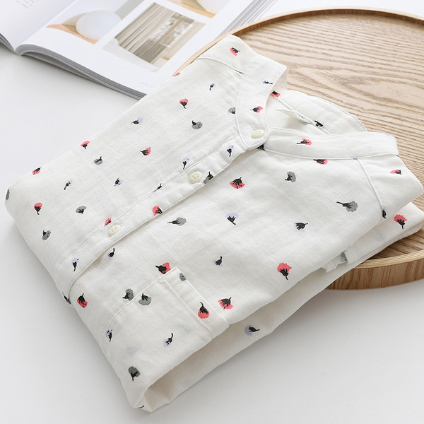 Moodne naiste särk ovaalse kaelusega ja värvilise mustriga