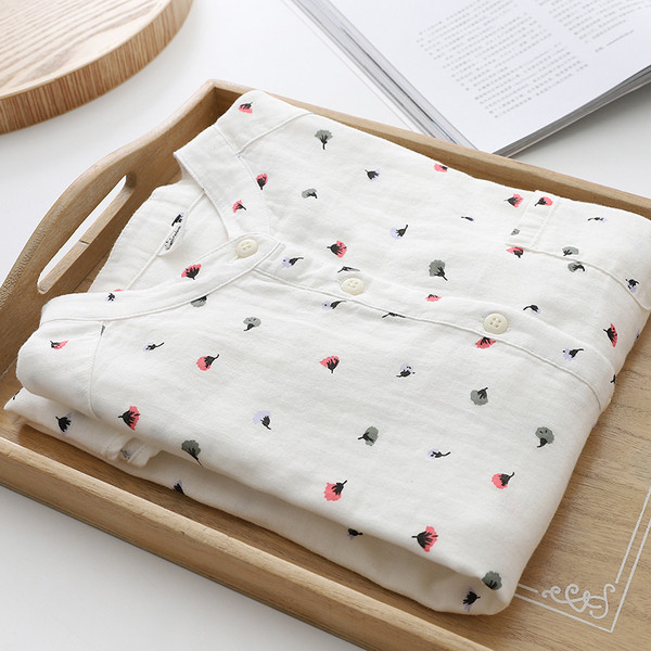 Moodne naiste särk ovaalse kaelusega ja värvilise mustriga