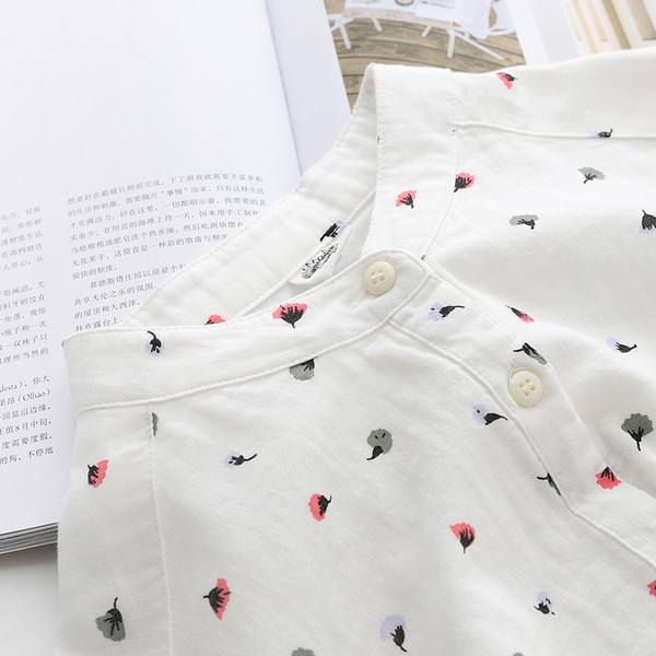 Moodne naiste särk ovaalse kaelusega ja värvilise mustriga