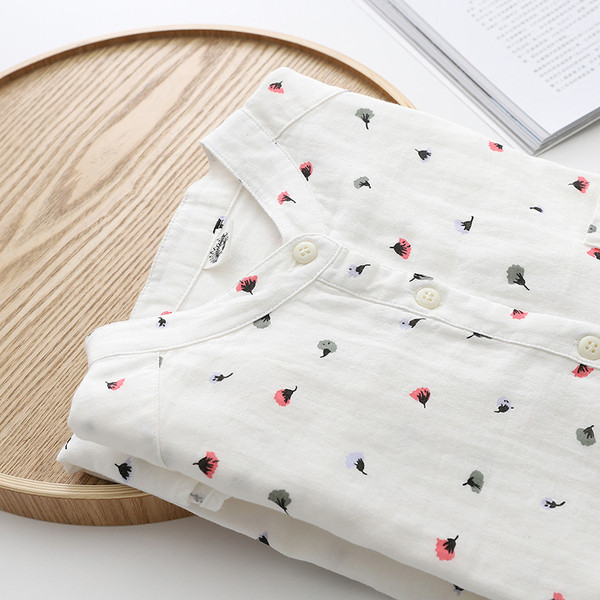 Moodne naiste särk ovaalse kaelusega ja värvilise mustriga