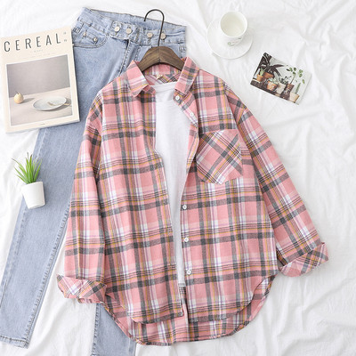 Klassikalise krae ja pikkade varrukatega ruuduline naiste särk