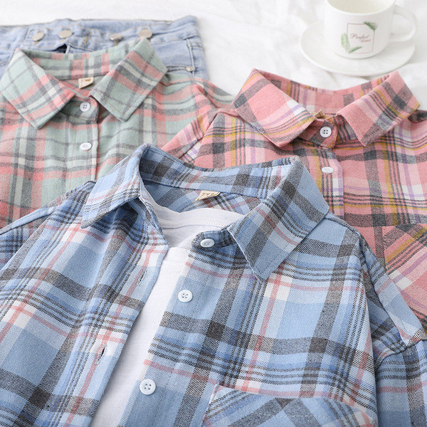 Klassikalise krae ja pikkade varrukatega ruuduline naiste särk