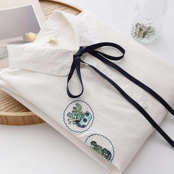 Modern női ing klasszikus gallérral, nyakkendővel és hímzéssel