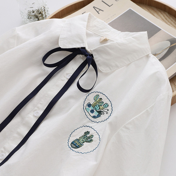 Modern női ing klasszikus gallérral, nyakkendővel és hímzéssel