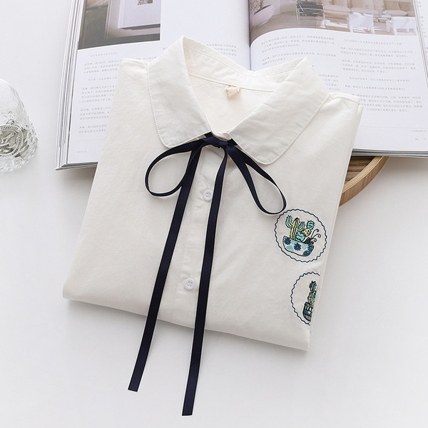 Modern női ing klasszikus gallérral, nyakkendővel és hímzéssel