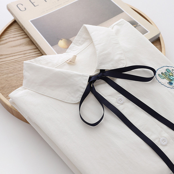 Modern női ing klasszikus gallérral, nyakkendővel és hímzéssel