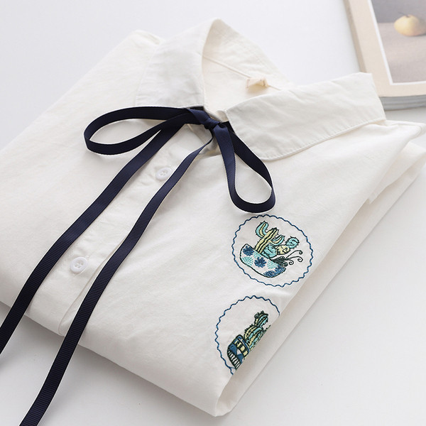 Modern női ing klasszikus gallérral, nyakkendővel és hímzéssel