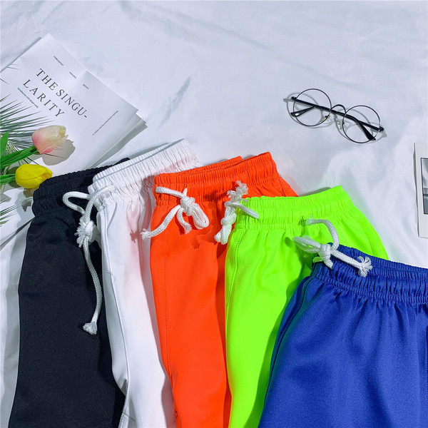 Īsi vienkrāsaini vīriešu šorti ar gumiju