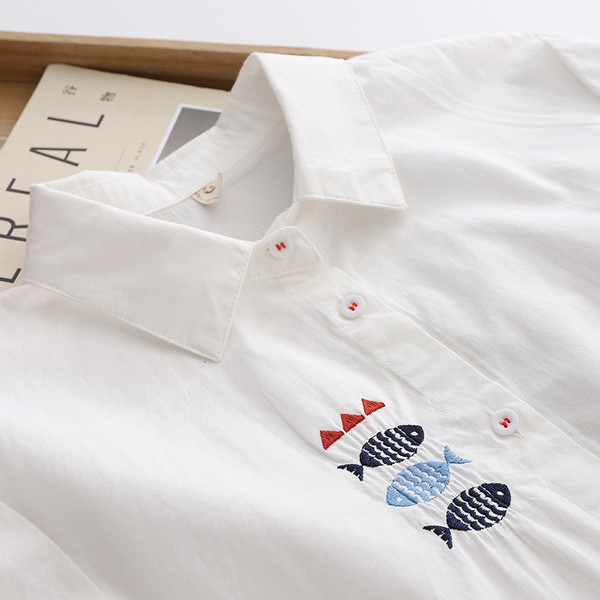 Cămașă modernă de damă cu guler și broderie clasică