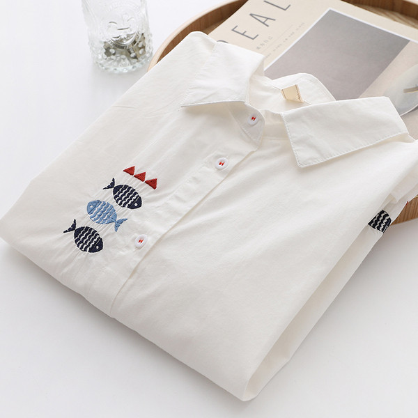 Cămașă modernă de damă cu guler și broderie clasică