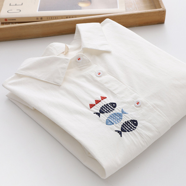 Cămașă modernă de damă cu guler și broderie clasică