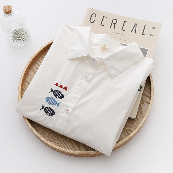 Cămașă modernă de damă cu guler și broderie clasică