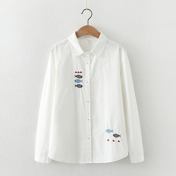 Cămașă modernă de damă cu guler și broderie clasică