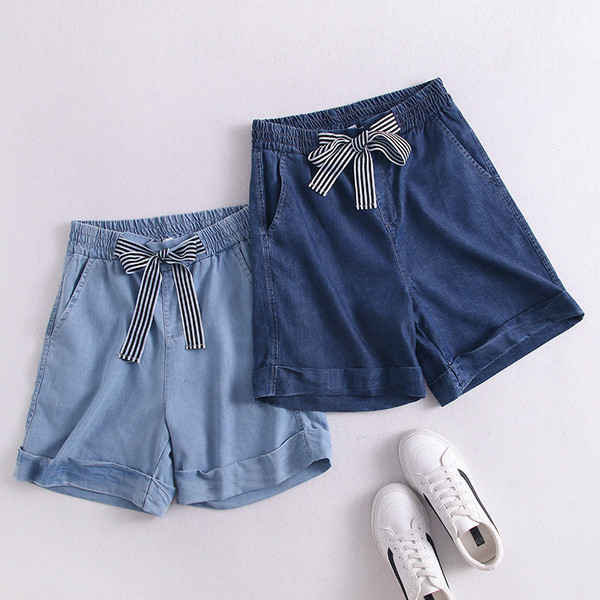 Sieviešu šorti ar lenti un elastīgu jostasvietu zilā krāsā