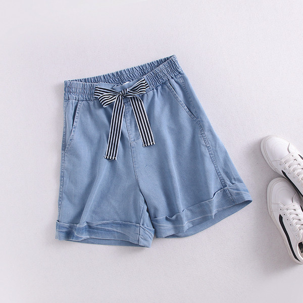 Sieviešu šorti ar lenti un elastīgu jostasvietu zilā krāsā