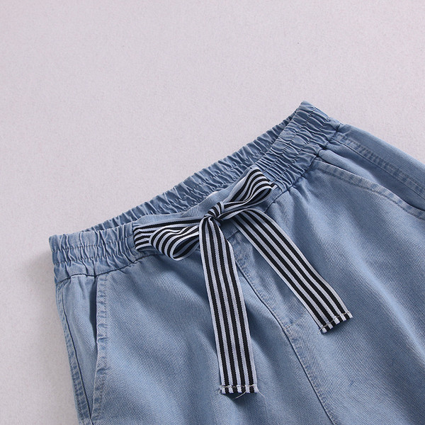 Sieviešu šorti ar lenti un elastīgu jostasvietu zilā krāsā