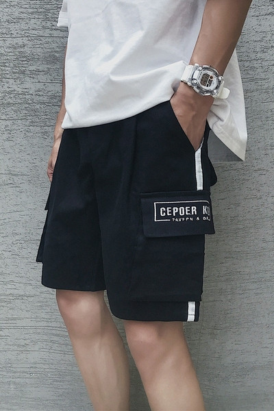 Nyári rövidnadrág oldalzsebekkel és hímzéssel