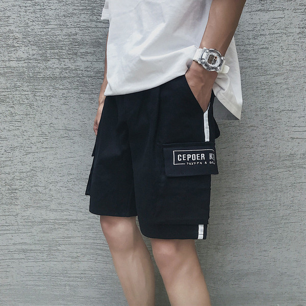 Nyári rövidnadrág oldalzsebekkel és hímzéssel