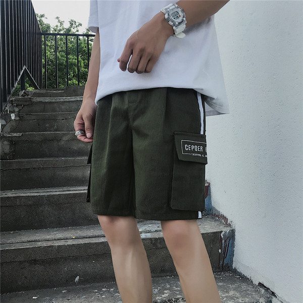 Nyári rövidnadrág oldalzsebekkel és hímzéssel