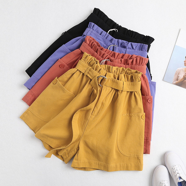 Mitmes värvitoonis vabaaja naiste lühikesed püksid vööga